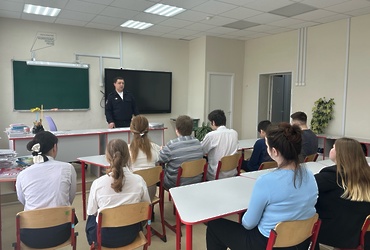 Полицейские ОМВД России по г.о. Лотошино провели профилактическую  беседу с учащимися гимназии