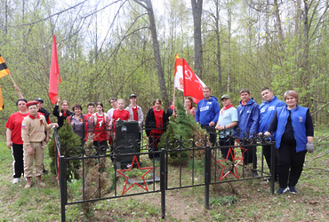 Субботник по благоустройству памятных мест проходит в Лотошино