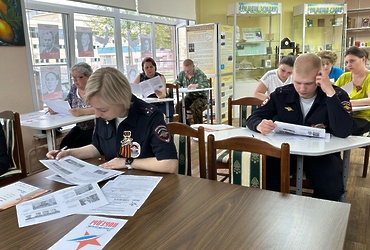 В г.о. Лотошино полицейские и общественники приняли участие в  Международной акции «Диктант Победы»