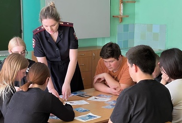 Сотрудники ОМВД России по г.о. Лотошино провели профилактическую  беседу со школьниками