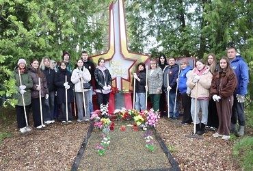 В Лотошино продолжается субботник по благоустройству мемориалов