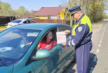 Госавтоинспекторы г.о. Лотошино провели акцию «Осторожно —  мошенники!» для автовладельцев
