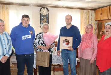 Жительницу поселка Лотошино поздравили с юбилеем