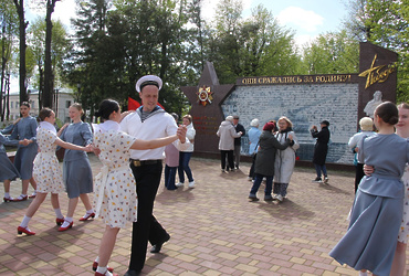 «Вальс Победы» танцевали в лотошинском «Сквере Победы»