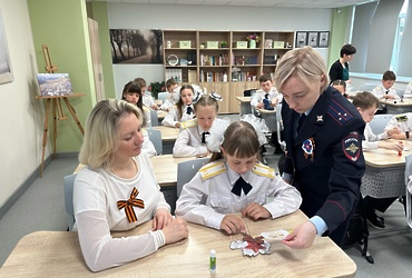 В преддверии празднования 80‑й годовщины Победы в Великой Отечественной войне сотрудники ОМВД России по г.о. Лотошино общественница провели Урок мужества для школьников