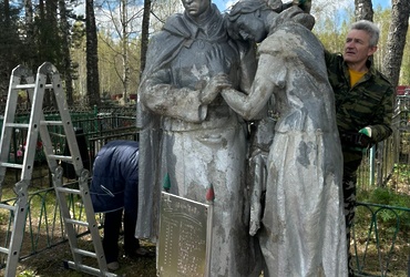 Сотрудники администрации муниципального округа Лотошино привели в порядок памятники на братских захоронениях воинов‑красноармейцев