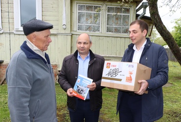 В честь Дня Победы ветеранам муниципального округа Лотошино вручают подарочные наборы