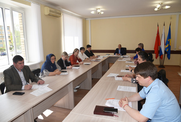 В здании администрации округа состоялось очередное заседание комиссии по делам несовершеннолетних и защите их прав