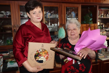 Жительницу поселка Лотошино поздравили с юбилеем