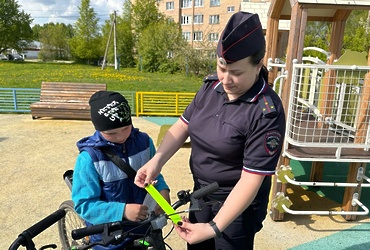 Сотрудники Госавтоинспекции ОМВД России по г.о. Лотошино провели акцию «Знать правила движения – большое достижение!» на детских  площадках