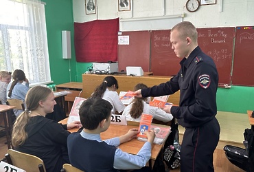 Сотрудники ОМВД России по г.о. Лотошино провели профилактическую  беседу со школьниками