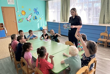 Сотрудники ОМВД России по г.о. Лотошино провели акцию «100 советов  для здоровья» с дошкольниками