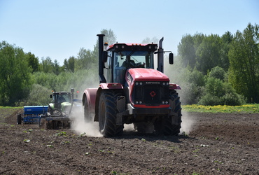 На поле ООО «Колхоз «Заветы Ильича» близ деревни Урусово прошёл демонстрационный показ агротехники