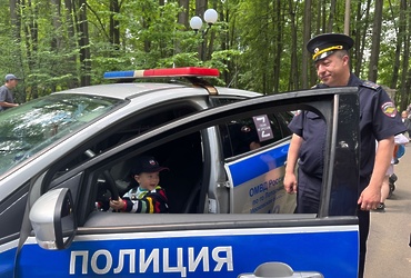 В День защиты детей сотрудники Госавтоинспекции ОМВД России по г.о.  Лотошино рассказали о своей профессии