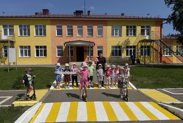 Сотрудники Госавтоинспекции провели с дошкольниками обучающие  занятия по Правилам дорожного движения.