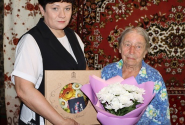 Жительницу поселка Лотошино поздравили с юбилеем