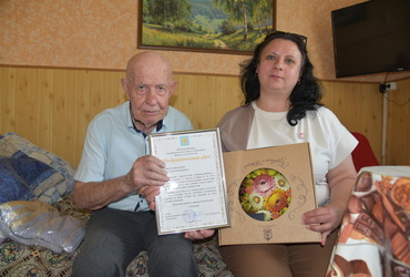 Жителя деревни Хранево поздравили с юбилеем
