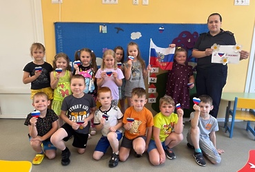 Сотрудники Госавтоинспекции провели мастер‑класс по изготовлению световозвращающих элементов, приуроченный к празднованию Дня России