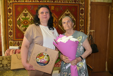Ольга Дронова поздравила жительницу села Микулино с 85‑летием