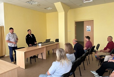 Сотрудники ОМВД России по г.о. Лотошино совместно с общественником провели беседы в культурно‑спортивном центре