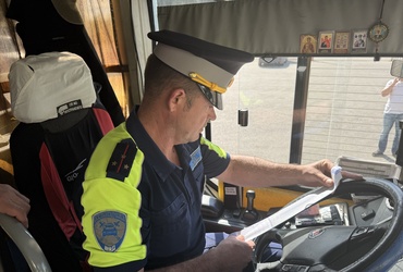 Сотрудники Госавтоинспекции проводят проверки автобусов