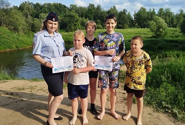 Сотрудники ОМВД России по г.о. Лотошино провели профилактические беседы с несовершеннолетними по безопасности на водных объектах
