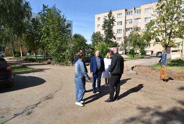 Александр Шагиев проверил начало работ по благоустройству и провёл обход территории