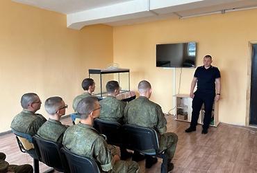 Сотрудники ОМВД России по г.о. Лотошино провели беседу с военнослужащими в рамках акции «Призывник»