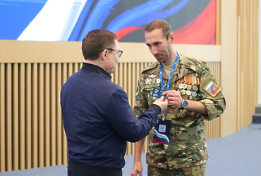 Владимир Якушев вручил партбилеты «Единой России» участникам СВО, победителям предварительного голосования партии в Подмосковье