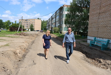 Вячеслав Попов провел пеший обход дворовых территорий