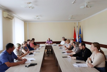 В здании администрации округа состоялось очередное заседание комиссии по делам несовершеннолетних и защите их прав