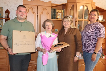 Екатерина Долгасова поздравила с юбилеем долгожительницу округа