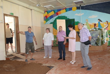 Александр Шагиев проверил ход капитального ремонта ДК деревни Ушаково