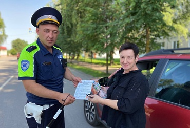 Во время аномальной жары сотрудники Госавтоинспекции Подмосковья раздают питьевую воду участникам дорожного движения.