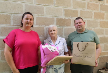 Жительницу поселка Лотошино поздравили с юбилеем