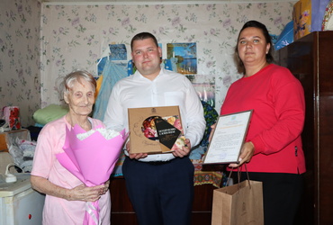 Двух долгожительниц округа поздравили с юбилеем