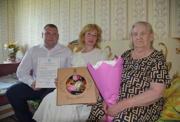 Жительницу деревни Ушаково поздравили с юбилеем