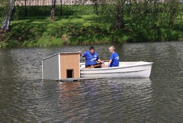 Лотошинские молодогвардейцы установили дом для уток на пруду на «Красном ручье»