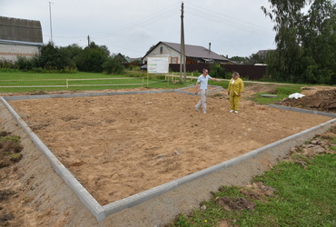Заместитель главы округа проверил строительство детской площадки в деревне Нововасильевское