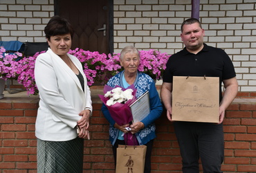 Жительницу поселка Лотошино поздравили с юбилеем