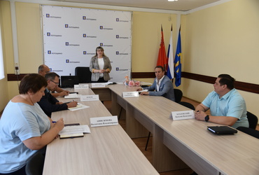 Глава округа вручила паспорт России юной жительнице и провела оперативное совещание