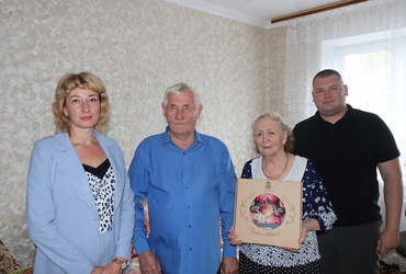 Жителя поселка Лотошино поздравили с юбилеем