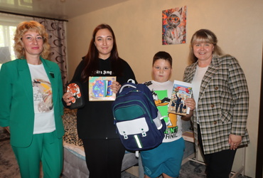 Рюкзак и школьный набор вручила Екатерина Долгасова будущему первокласснику