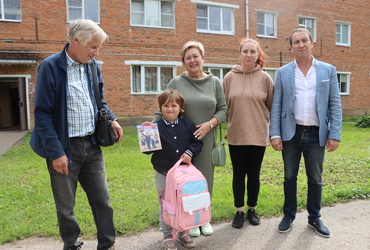 Депутаты Совета депутатов муниципального округа Лотошино вручили детям наборы первоклассника