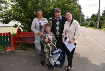 Будущий первоклассник из Большой Сестры получил рюкзак со всеми необходимыми к школе принадлежностями