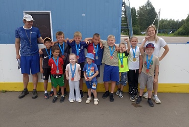 В рамках Всероссийского Дня физкультурника на хоккейной площадке поселка Кировский сотрудники МСУ «Олимп» устроили соревнования для детей