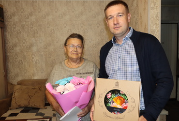 Жительницу поселка Лотошино поздравили с юбилеем