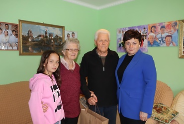 Жителя поселки Лотошино поздравили с юбилеем