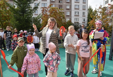Дети очень рады: в посёлке Лотошино открыли новую детскую игровую площадку