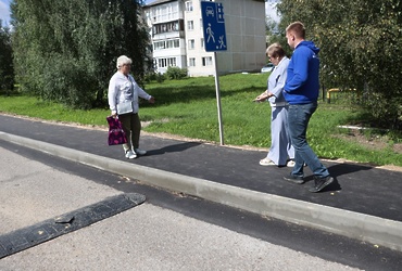 Новый тротуар проверили лотошинские партийцы
